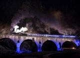 夜の釜石線「めがね橋」を走る「SL銀河ナイトクルーズ」＝2014年12月6日（撮影：南正時）