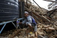 ネパール大地震､死者5000人との見方も