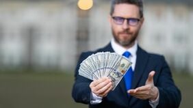 ｢人はお金があれば幸せになれるのか｣2人の権威ある研究者が"真逆の主張"の末にたどり着いた《至極真っ当な結論》