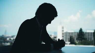 うまくいかない人はショックな出来事に｢被害者意識｣で反応…感情に振り回されない人が持つ"たった1つの習慣"