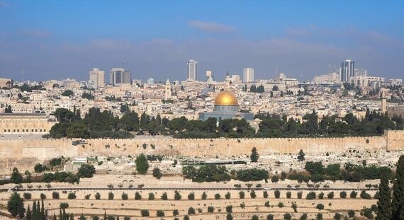 世界遺産に登録されているエルサレム旧市街、中央は岩のドーム（筆者撮影）
