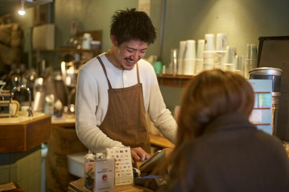 接客中のスタッフ