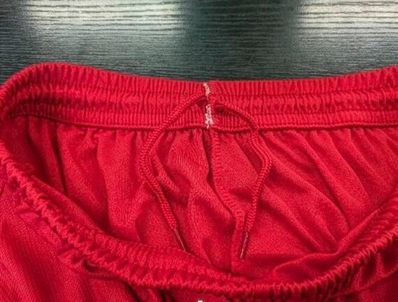 外側にひもは出ず、内側で結ぶようになっているズボン