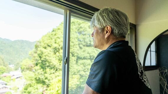 室生の景色を眺める山本さん