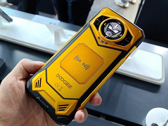 アウトドア向けのスマホ