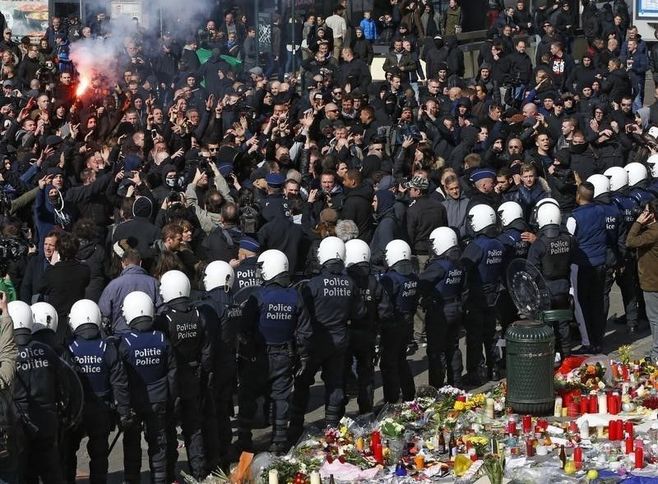 ベルギー追悼集会で極右集団と警察が衝突