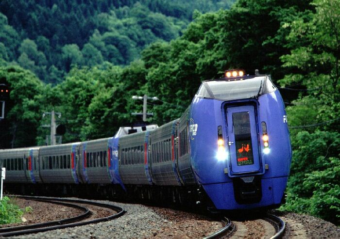 石勝線を走るキハ283系「スーパーおおぞら」