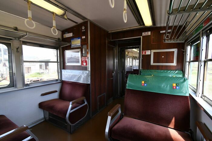 片側の先頭車にはトイレも装備。妻面の木目壁が美しい