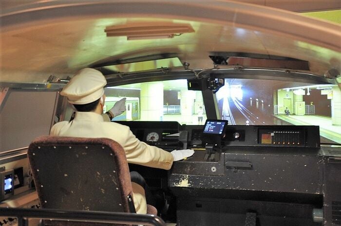 運転シミュレーターは実物のLSEの運転台を活用