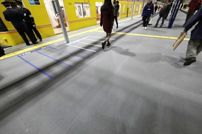 ホーム床面は仮仕上げで、今後白いタイル張りになる