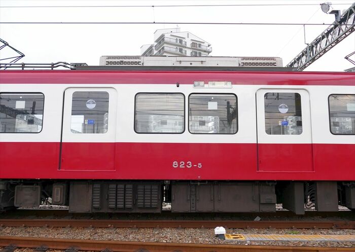 中間車の側面。屋根上のクーラーの形が先頭車と違う