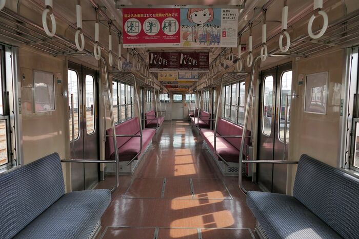 大阪寄り先頭車（アルミ車）の車内