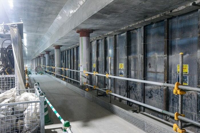 地下1階のホーム部分。鉄板の向こう側は線路だ