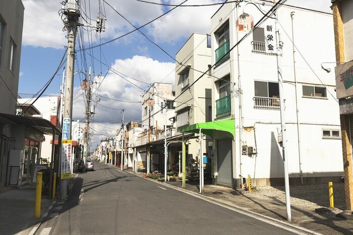 武州長瀬駅付近には昔ながらの商店街も