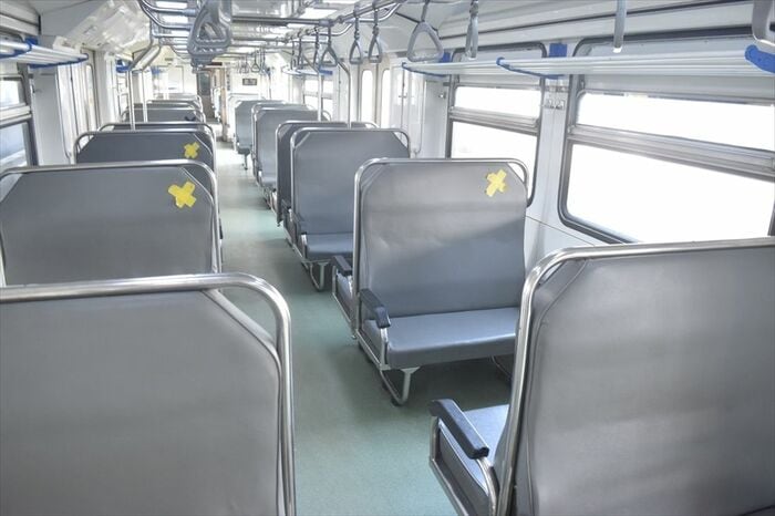 快速プラメクス用のHolec型KRDE車内。中扉を
