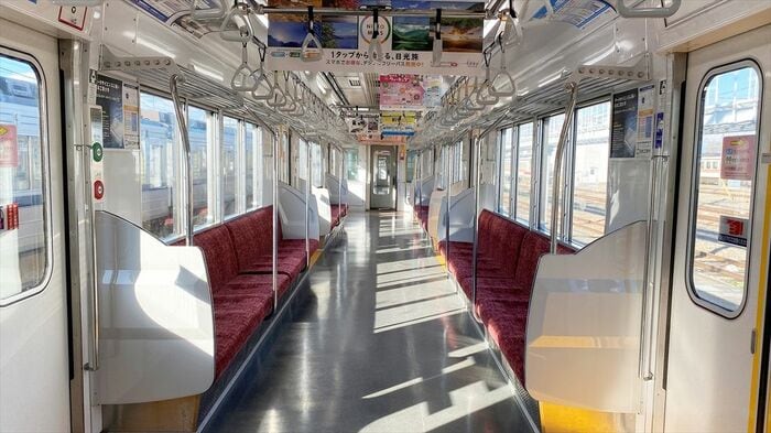 もともと3扉だった車両の室内