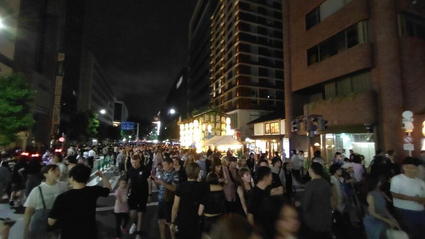 駒形提灯が灯った鉾