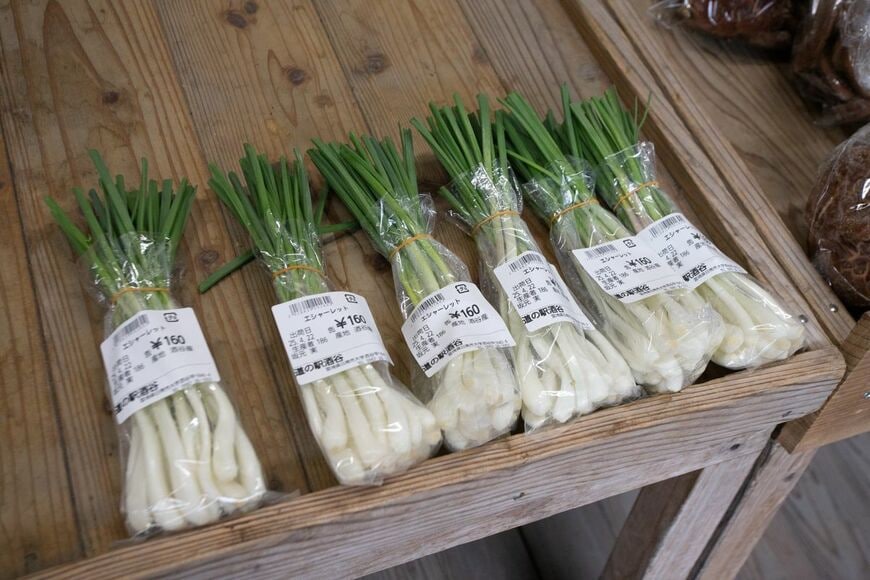 エシャレット160円。若採りのラッキョウのである。生で食べることができ、シャキシャキした食感が楽しい食材（筆者撮影）