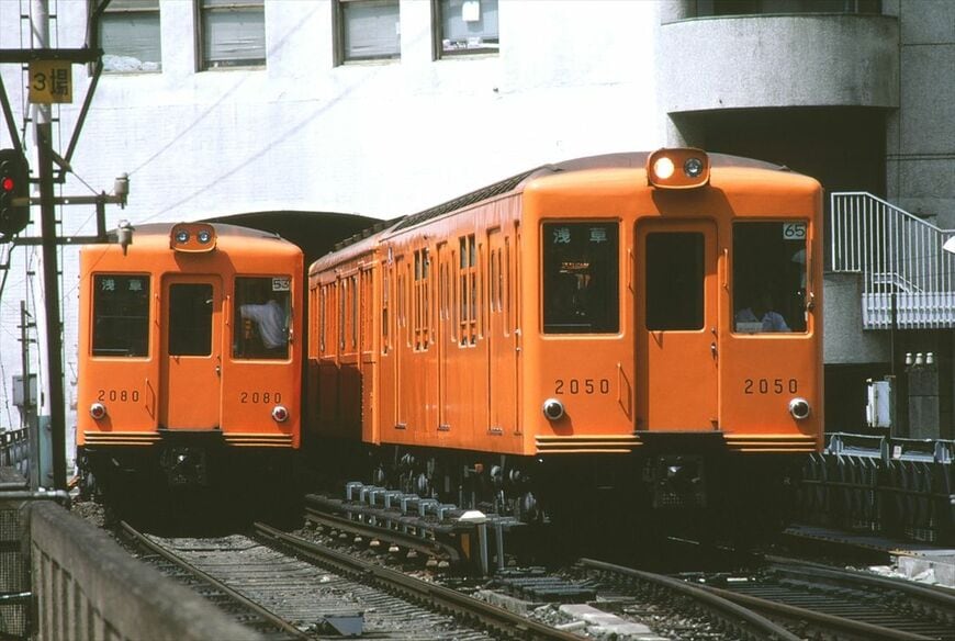 東急東横店3階にあった駅の手前ですれ違う地下鉄銀座線の電車（撮影：南正時）