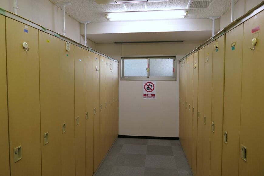 駅員用のロッカールーム（記者撮影）