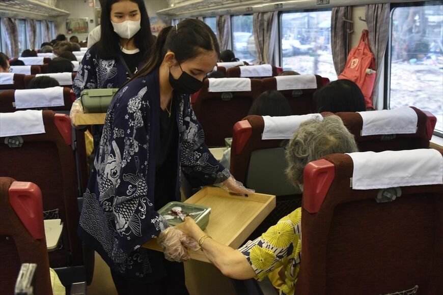 出発後、さっそく弁当が配布された。この旅のお楽しみの1つだ（筆者撮影）