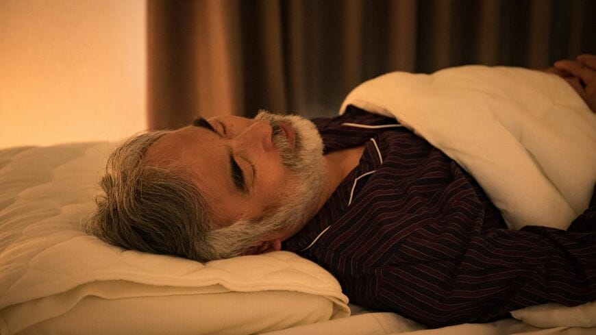 日本人の睡眠時間は世界的に見ても短く、睡眠障害と認知症には密接な関係があるといわれています（写真：プラナ／PIXTA）