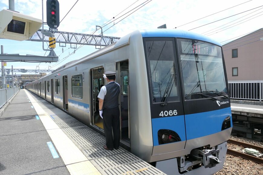 10両編成の急行が発着する（記者撮影）