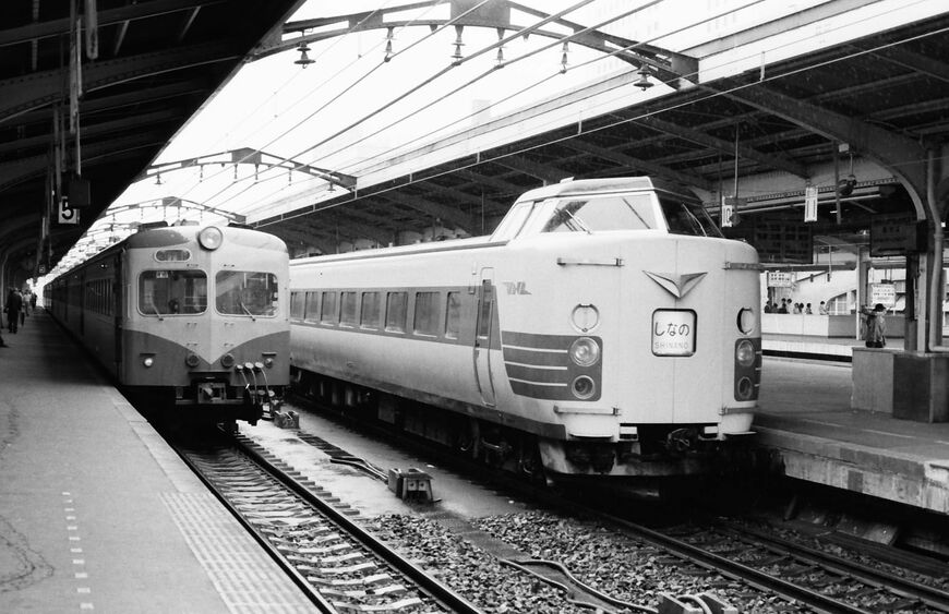 名古屋駅に停車する381系の特急「しなの」。80系電車と並ぶ＝1977年（撮影：南正時）
