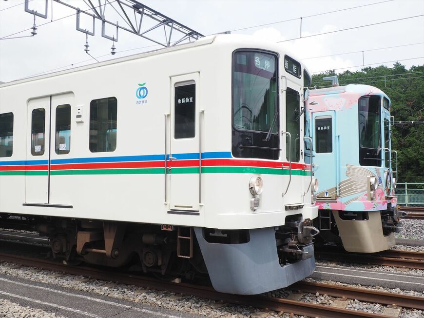 塗装は「ライオンズカラー」の3色のライン。前面は赤と緑の2本で、青のラインは側面に入っている（記者撮影）