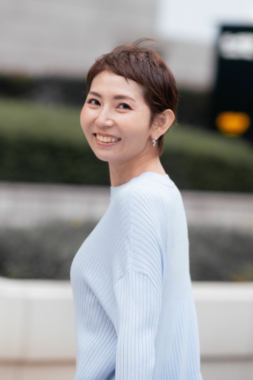 勅使川原 真衣（てしがわら まい）／組織開発コンサルタント 1982年横浜生まれ。東京大学大学院教育学研究科修了。ボストンコンサルティンググループやヘイグループなどのコンサルティングファーム勤務を経て、独立。教育社会学と組織開発の視点から、能力主義や自己責任社会を再考している。2020年より乳がん闘病中。著書『「能力」の生きづらさをほぐす』（どく社）は2023年紀伊國屋じんぶん大賞第8位に。既著に『働くということ 「能力主義」を超えて』（集英社新書）、最新刊は『職場で傷つく』（大和書房）。