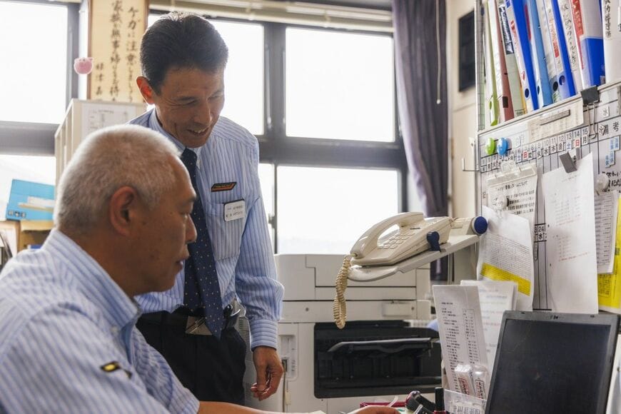 武州長瀬駅の事務室。共に働く仲間とのコミュニケーションも大切に（撮影：鼠入昌史）