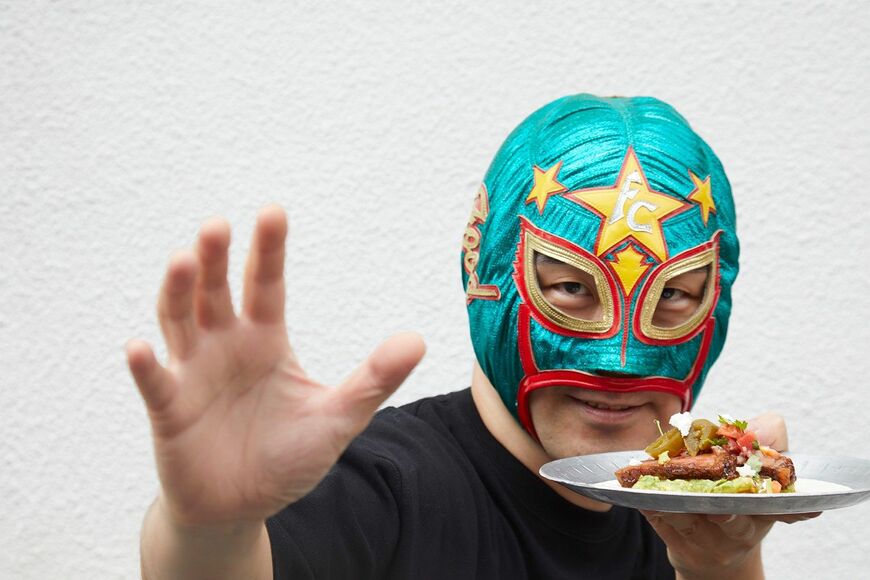突然マスクマン登場！（写真：吉澤健太）