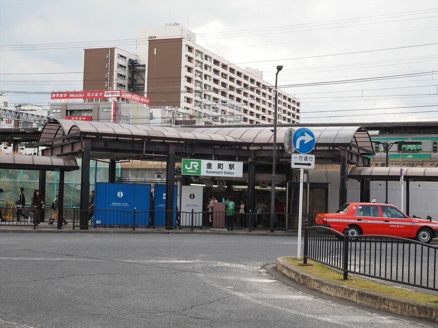 新金線の終点・金町駅の南口。貨客共用・分離と専用道（全線整備）の場合は南口の西側（左）に新金線の旅客ホーム・停留所を整備する想定だ（編集部撮影）