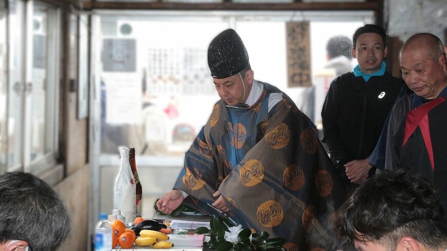 お供え物を準備する勝又さん