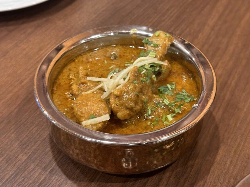 行徳ビリヤーニーハウス（行徳）のチキンカラーヒー。ビリヤニにかけて食べることで、カレーとビリヤニ双方からのガッツリしたスパイス感を味わうことができる（写真：八木さん提供）