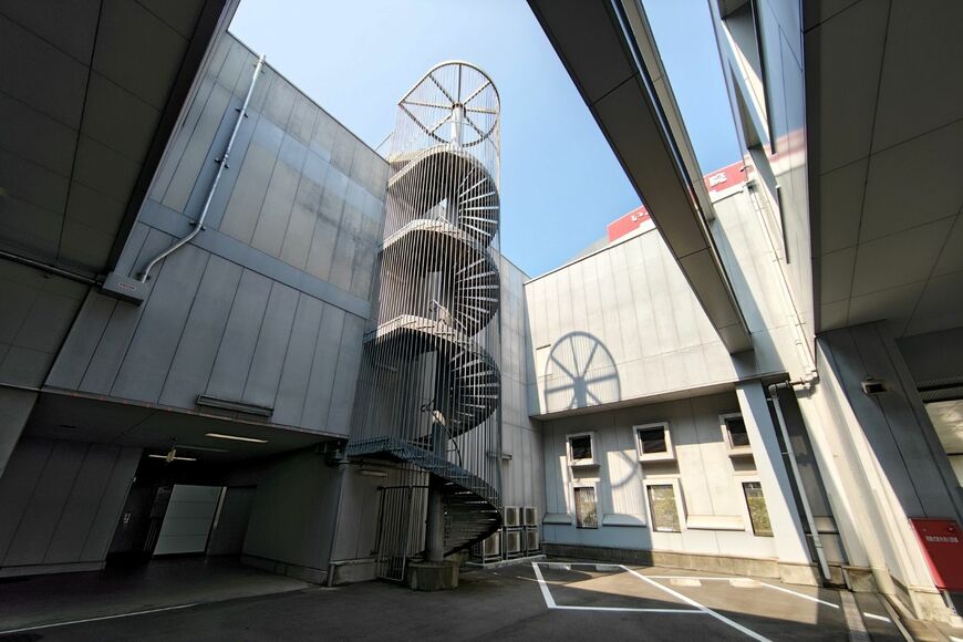 入り口がしっかり施錠されているらせん階段。その上には……（記者撮影）