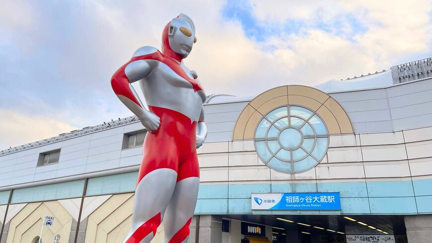 駅前にあるウルトラマンシンボル像（筆者撮影）