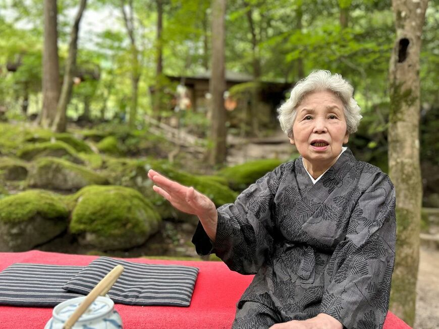 インタビューに応じる、女将・寺谷節子さん（筆者撮影）