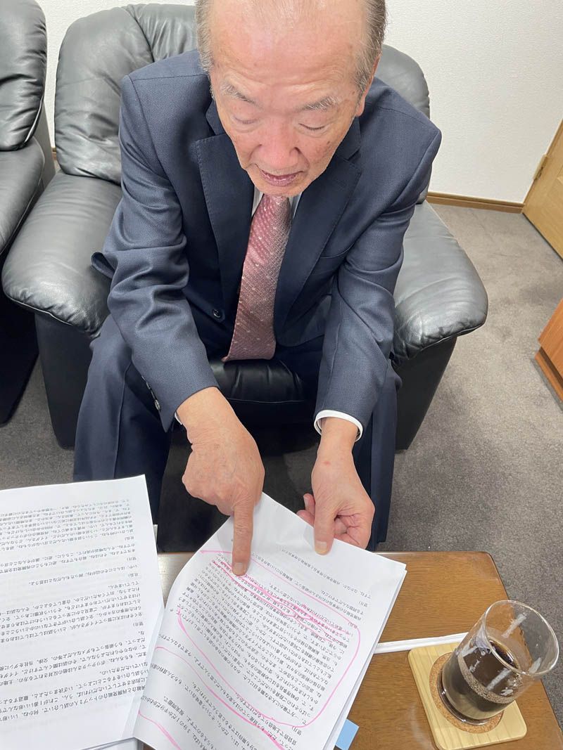 資料を広げて再開発の矛盾を説明する飯田氏
