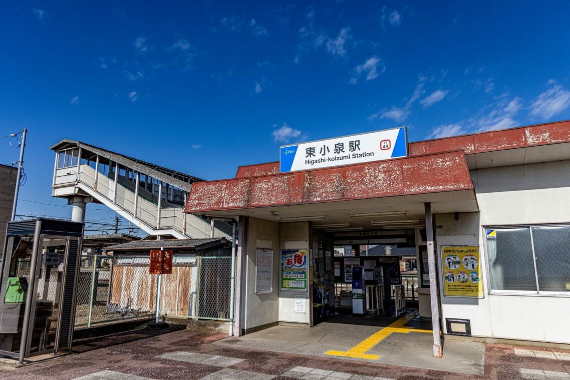 東小泉駅の改札と島式ホームは跨線橋で結ばれている