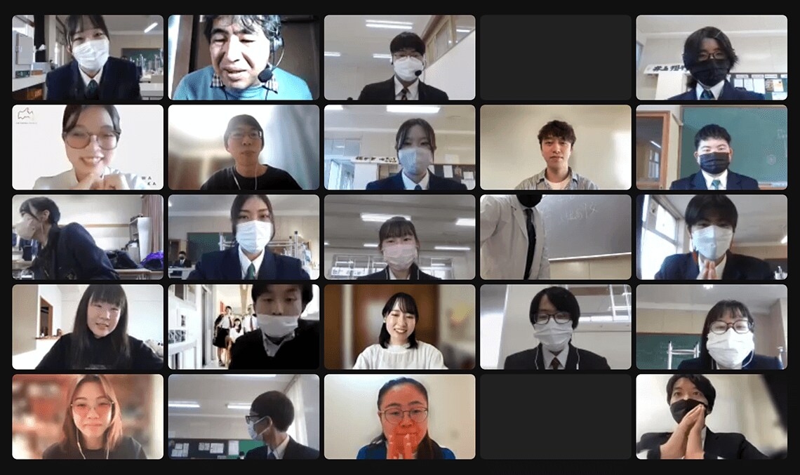 授業後には、オンライン上で記念撮影が行われた