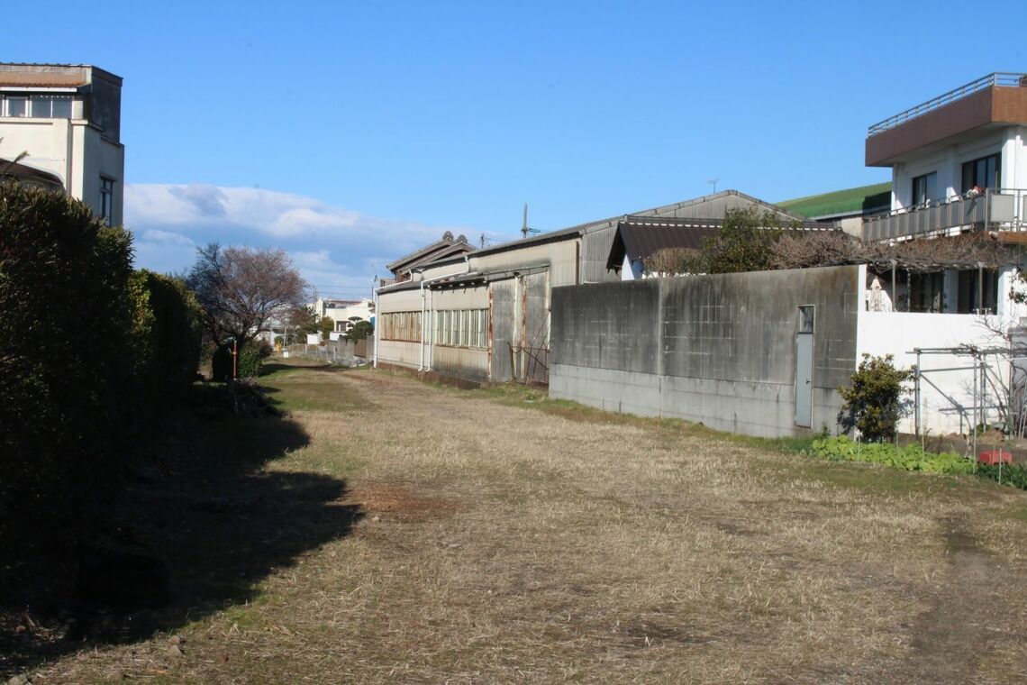 三河平坂駅付近の廃線跡