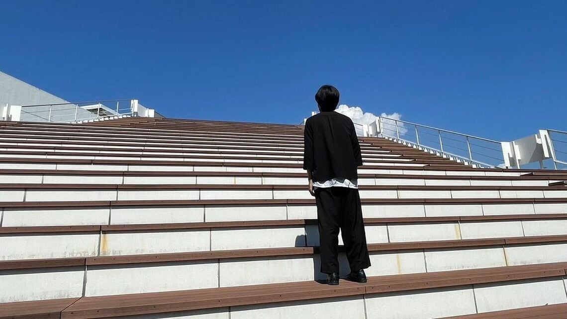 生まれ育った街で秋の空を見上げながら「お金をためて自立したいのに、周囲からは君には無理だから単純作業の仕事をしなさいと諭される」と絶望するケントさん。雲ひとつない青さとは裏腹に将来は視界不良のままだ（写真：ケントさん提供）