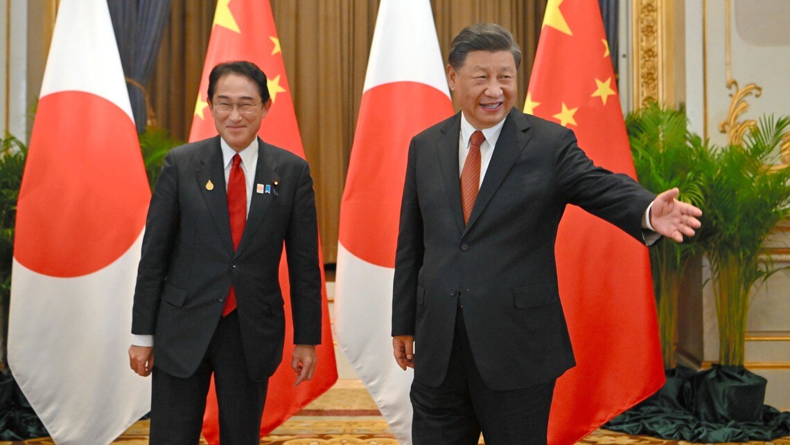 11月17日の首脳会談で中国の習近平国家主席(右)に着席を促される岸田文雄首相(写真:時事通信)