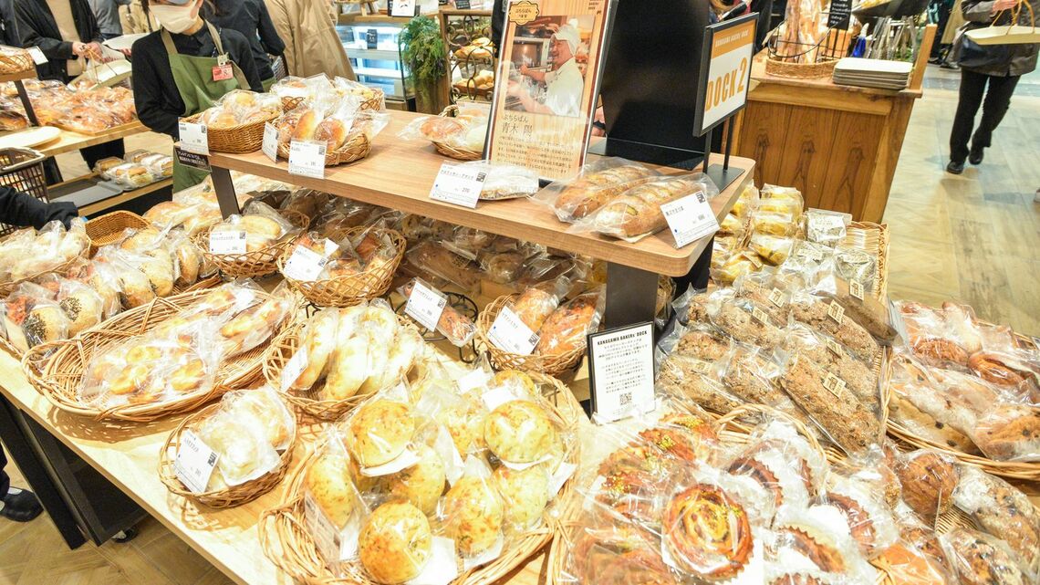 横浜高島屋にオープンした「ベーカリースクエア」には、約40ブランド、500種類以上ものパンが並ぶ（撮影：大澤 誠）