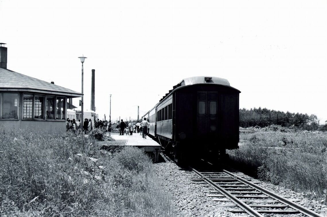 1962年、夕張鉄道野幌バス停留所駅ではホーム向かい側に札幌大通行の夕鉄バスが接続（写真：江別市郷土資料館）