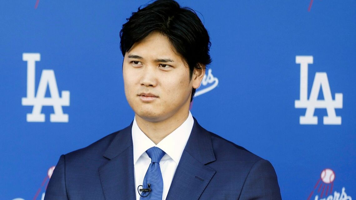 ドジャース入団会見でスーツ姿の大谷翔平選手（写真：EPA＝時事）