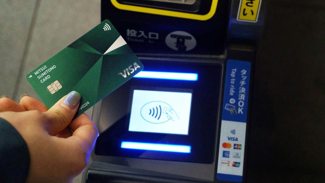 タッチ決済対応のクレジットカードを改札機の読み取り部にかざす