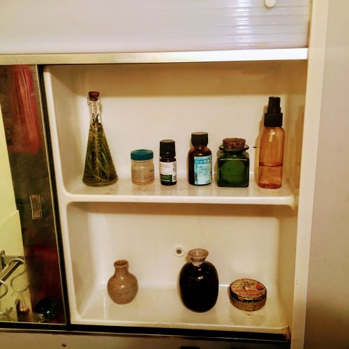 洗面台の上に取り付けられた鏡の裏のわずかな収納スペース。我が山のような化粧品はとてもじゃないが入らない……（写真：筆者提供）