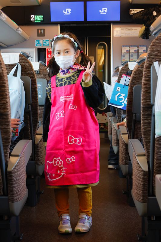 子ども用の車内販売員エプロンとスカーフも貸し出された（写真：村上悠太）